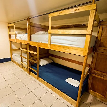 Hostal El Rio León Екстериор снимка