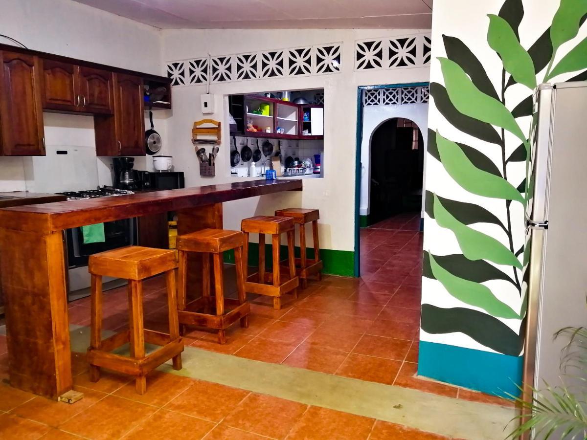 Hostal El Rio León Екстериор снимка