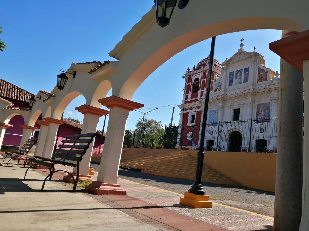 Hostal El Rio León Екстериор снимка