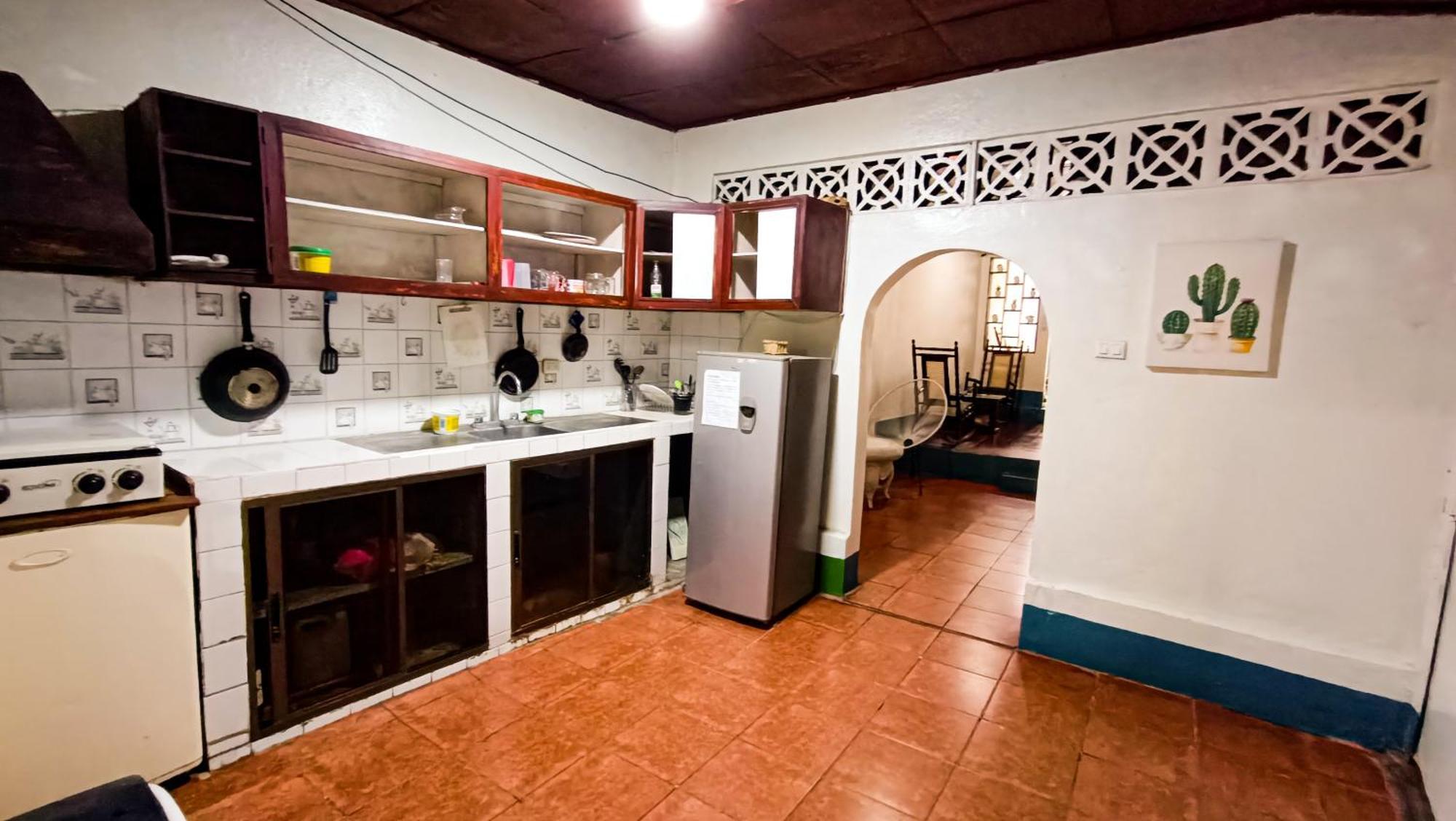 Hostal El Rio León Екстериор снимка