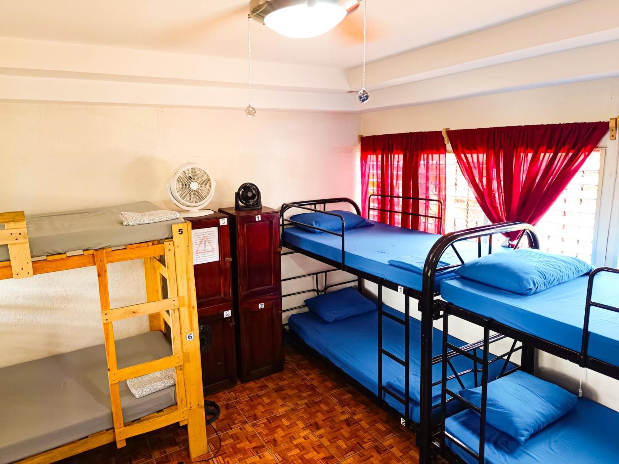 Hostal El Rio León Екстериор снимка