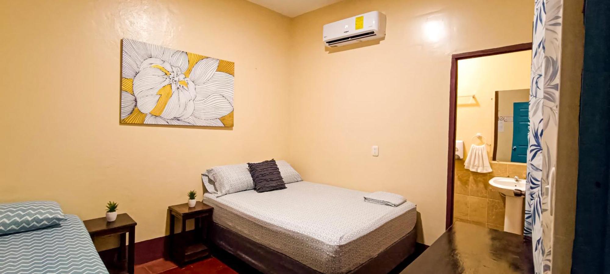 Hostal El Rio León Екстериор снимка