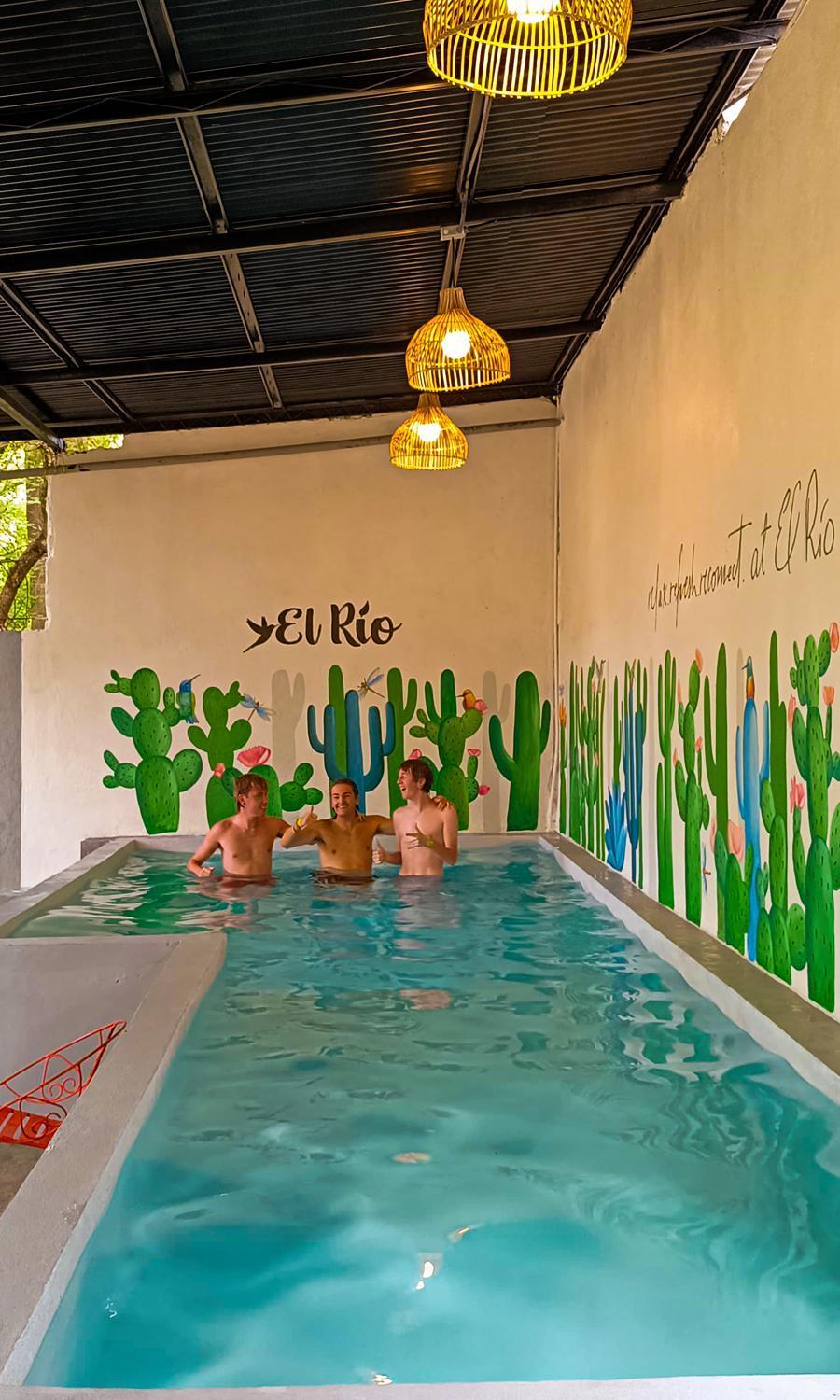 Hostal El Rio León Екстериор снимка