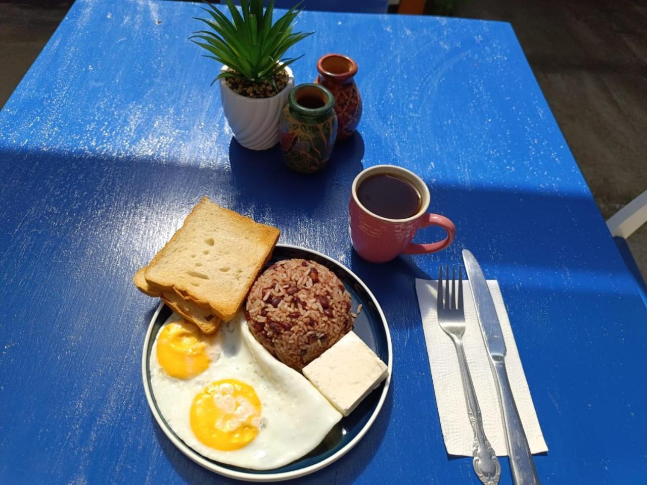 Hostal El Rio León Екстериор снимка
