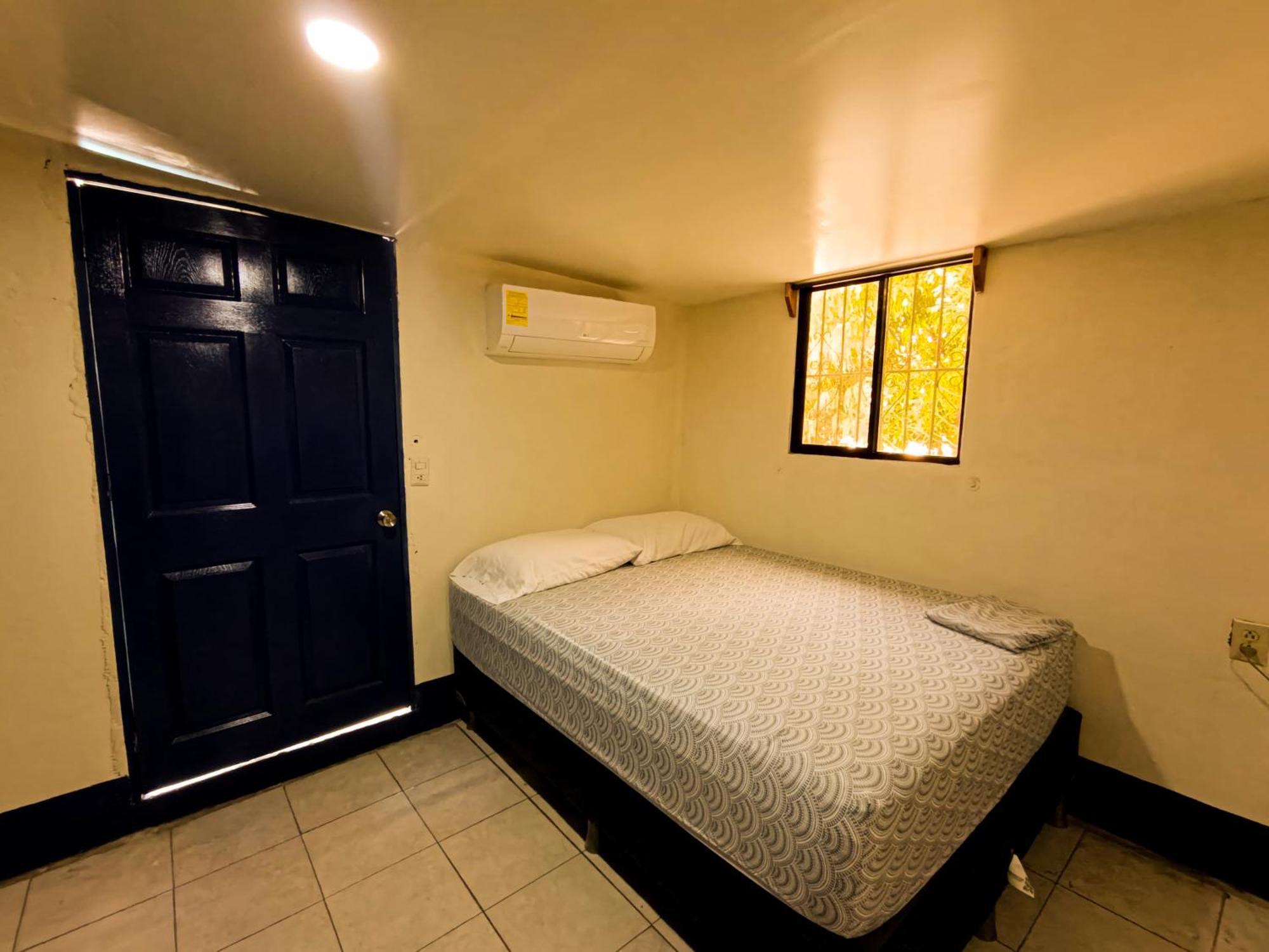 Hostal El Rio León Екстериор снимка