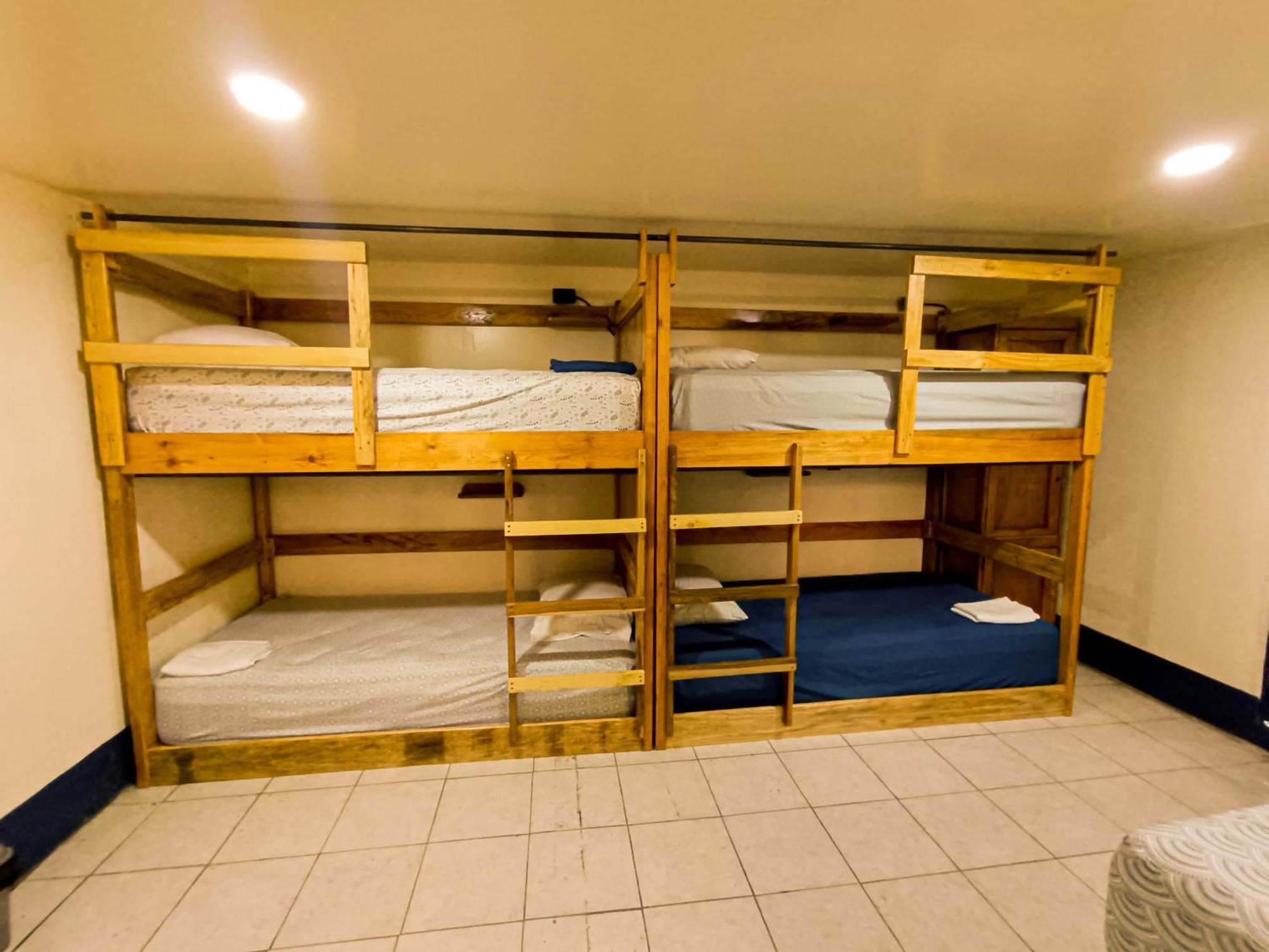 Hostal El Rio León Екстериор снимка