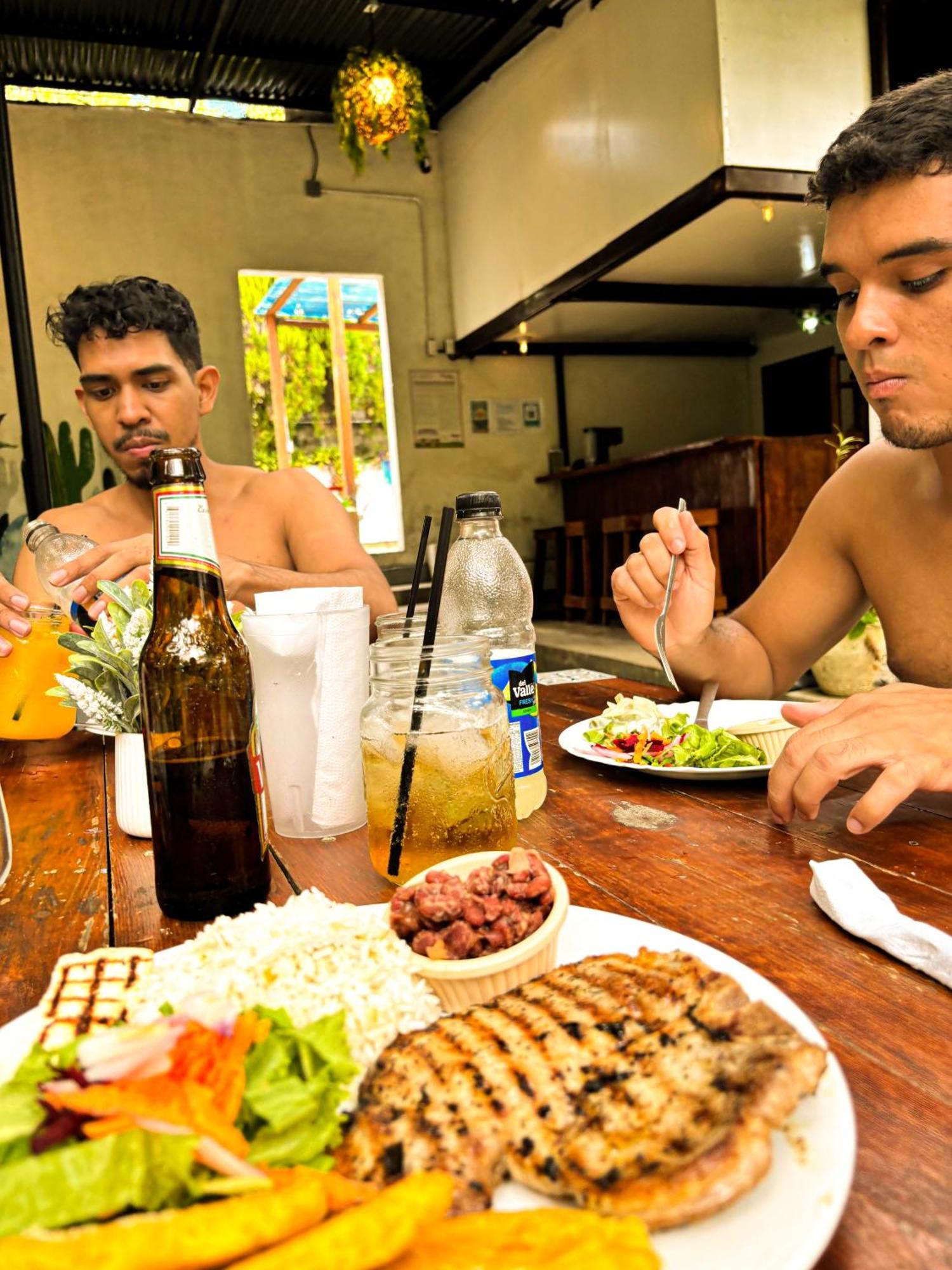 Hostal El Rio León Екстериор снимка