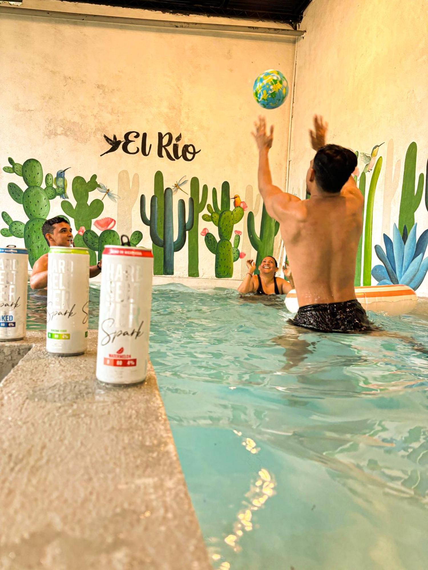 Hostal El Rio León Екстериор снимка